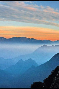 激烈角逐下足球比赛持续扣人心弦